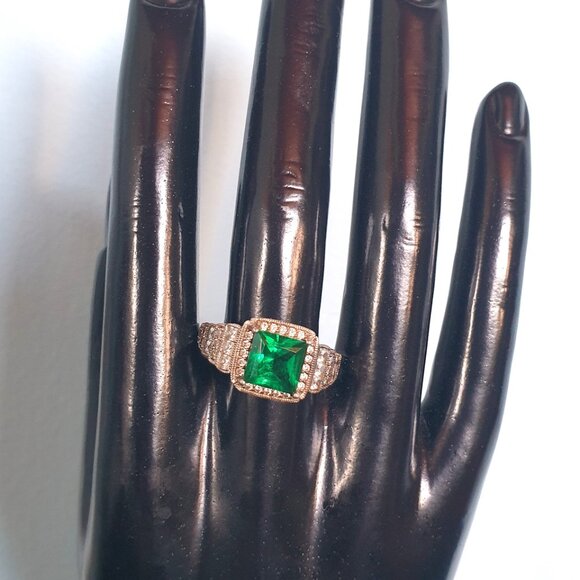 Emerald Green and Silver Women's Ring - Picture 11 of 11